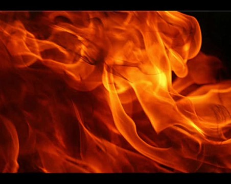 Врата на междуетажна площадка на пловдивски блок лумна в огън в полунощ