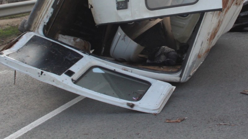 Бременна жена пострада при удар на два микробуса