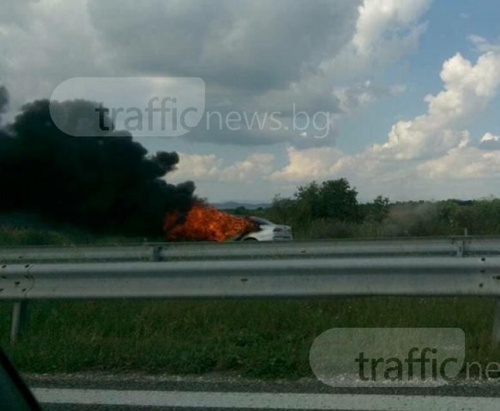 Кола гори на магистралата край Пловдив! Внимавайте, още няма пожарна СНИМКИ