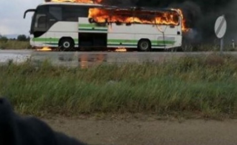 Мълния удари автобус в Гърция, направи го на пепел