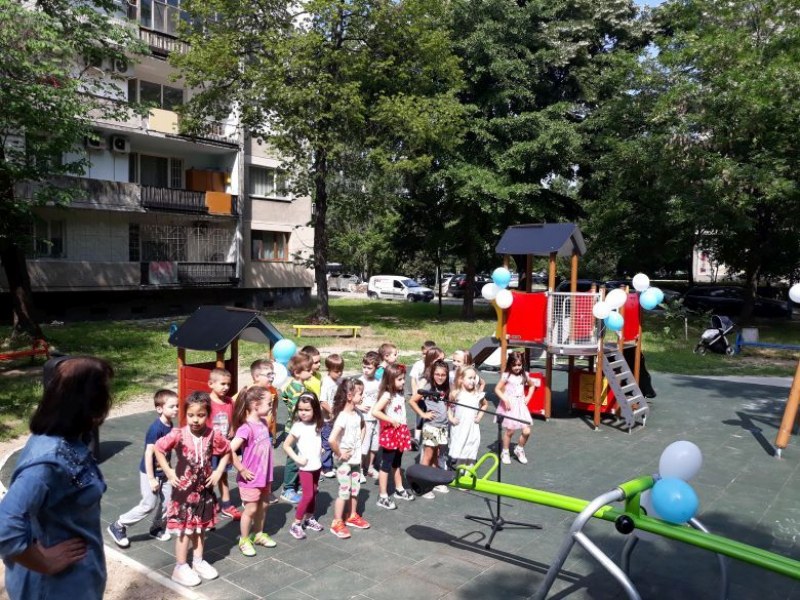 Нова детска площадка радва малчуганите в парк “Сърнена гора“ СНИМКИ