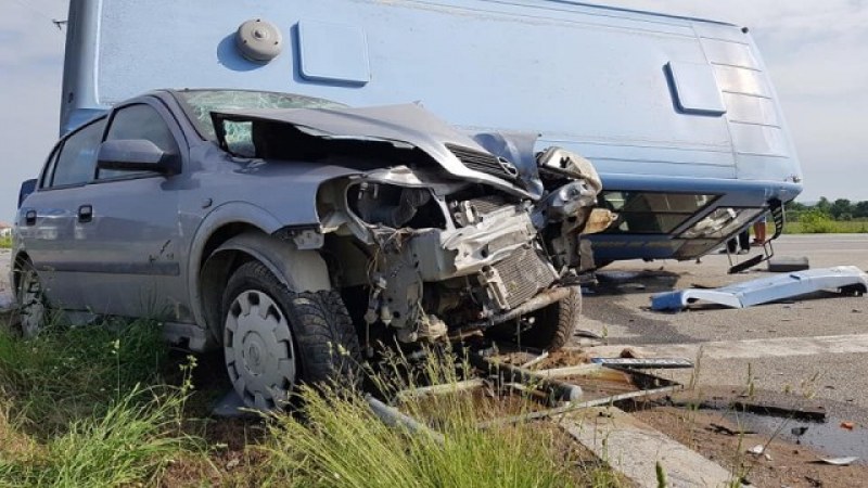 В катастрофиралия училищен автобус са пътували 7 деца, едно е откарано в болница СНИМКИ