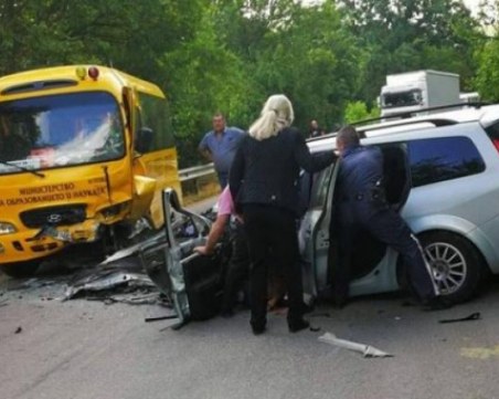 Автомобилът от тежката катастрофа с училищен автобус е смачкан до неузнаваемост СНИМКИ