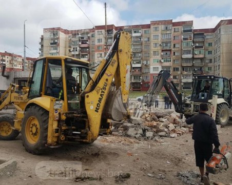 Бутането продължава! Багери влизат и днес в Столипиново СНИМКИ