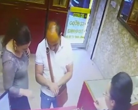 Двама изпечени крадци се представиха за чужденци, свиха гривна за 900 лева ВИДЕО