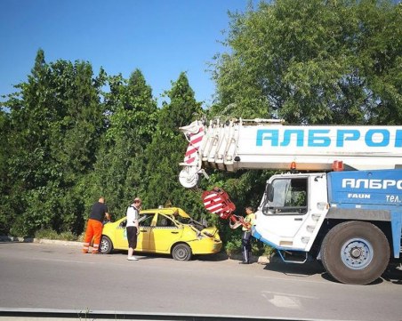 Кран размаза такси на изхода на Пловдив СНИМКА