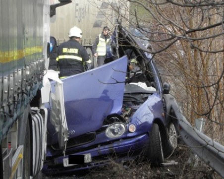 Меле на пътя край пловдивско село! Тир и лек автомобил катастрофираха
