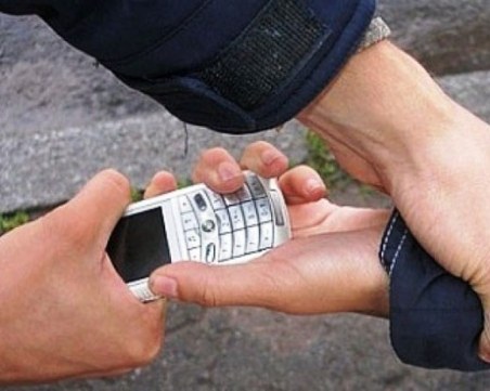 Нагла крадла задигна телефон от ръцете на пловдивчанка в центъра, спипаха я