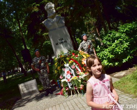 Поклон пред Ботев! Полагаме цветя пред паметника на безсмъртния герой в Пловдив