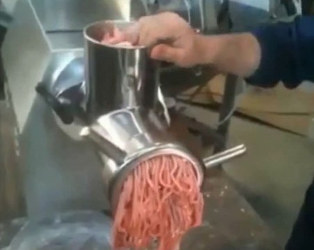 Скандално видео показва как се прави кайма