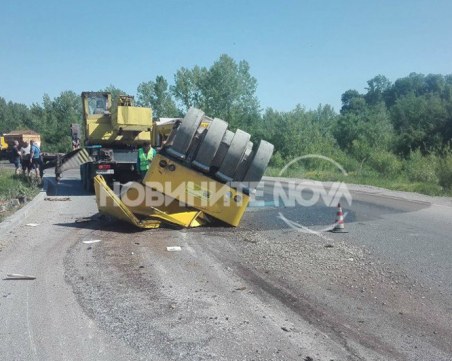 Валяк се обърна по таван на кръгово кръстовище, парализира движението