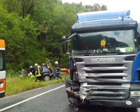 Верижна катастрофа! Тир и два автомобила са се ударили край Пловдив