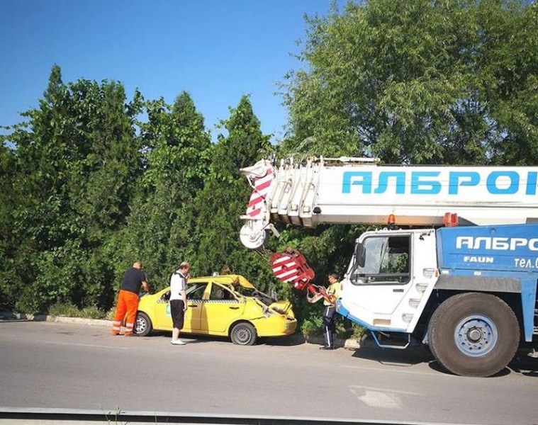 Кран размаза такси на изхода на Пловдив СНИМКА