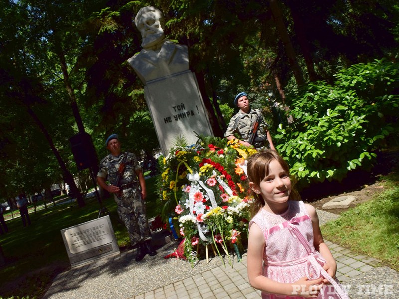 Поклон пред Ботев! Полагаме цветя пред паметника на безсмъртния герой в Пловдив