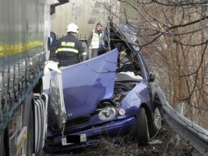 Меле на пътя край пловдивско село! Тир и лек автомобил катастрофираха