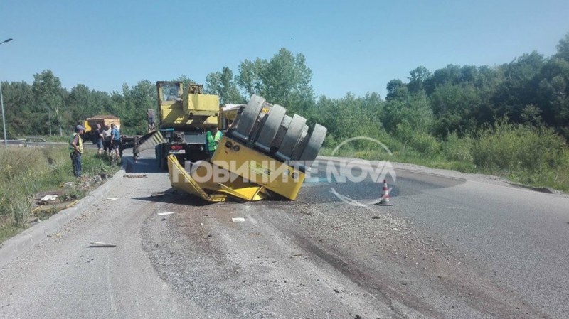Валяк се обърна по таван на кръгово кръстовище, парализира движението