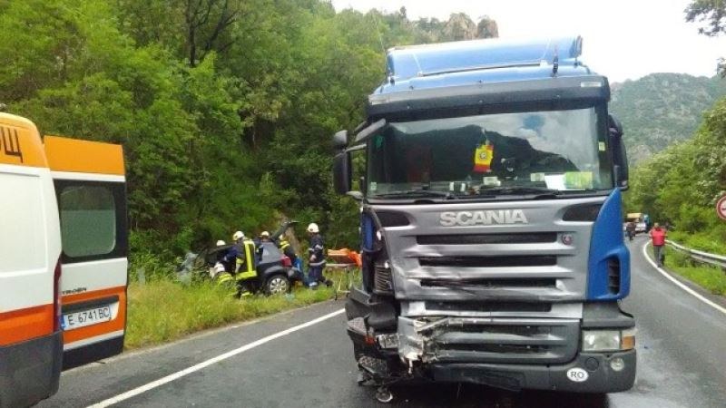 Верижна катастрофа! Тир и два автомобила са се ударили край Пловдив