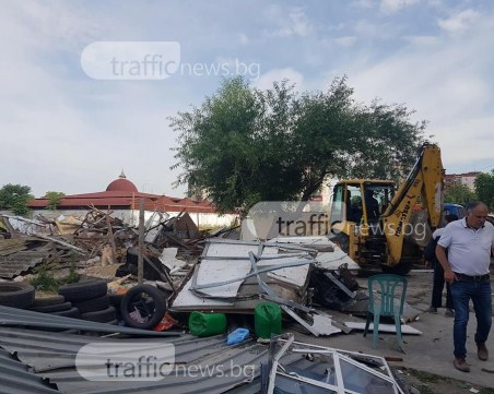 Багерите вече са в Столипиново! Бутането на незаконни постройки започна СНИМКИ