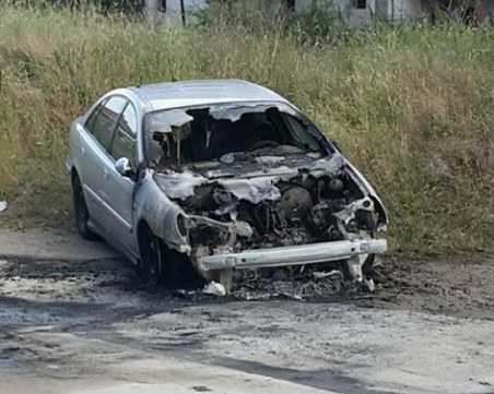 Кола изгоря до основи на околовръстното в Сопот! Била собственост на бивш полицай СНИМКИ