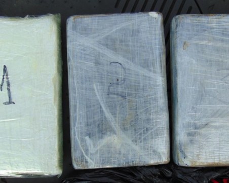 Конфискуваха кокаин за 93 000 евро, спипаха търговците по време на сделката