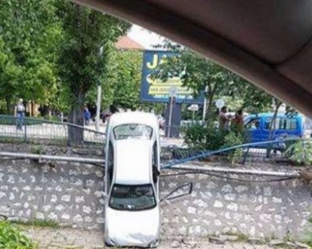 Куриозна катастрофа! Автомобил се сгромоляса в река в Хасково СНИМКИ