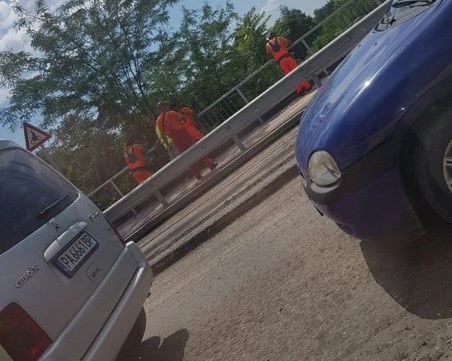 Парапетът е виновен! Заради него Мостът на Адата е затапен, да знаете... СНИМКИ