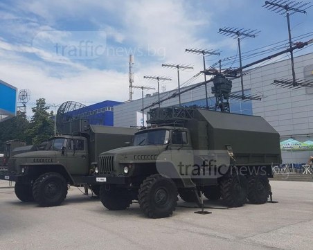 Президентът се запозна с новостите във военната промишленост в Пловдив СНИМКИ