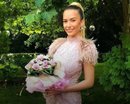 Тита дефилира на бала си в стилна рокля, аранжирана с пера СНИМКИ