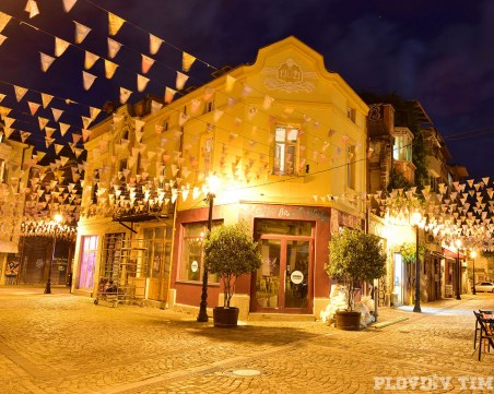 Замириса ли ви? Френски парфюм ухае на Капана СНИМКИ