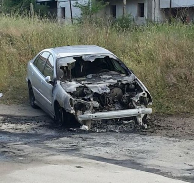 Кола изгоря до основи на околовръстното в Сопот! Била собственост на бивш полицай СНИМКИ