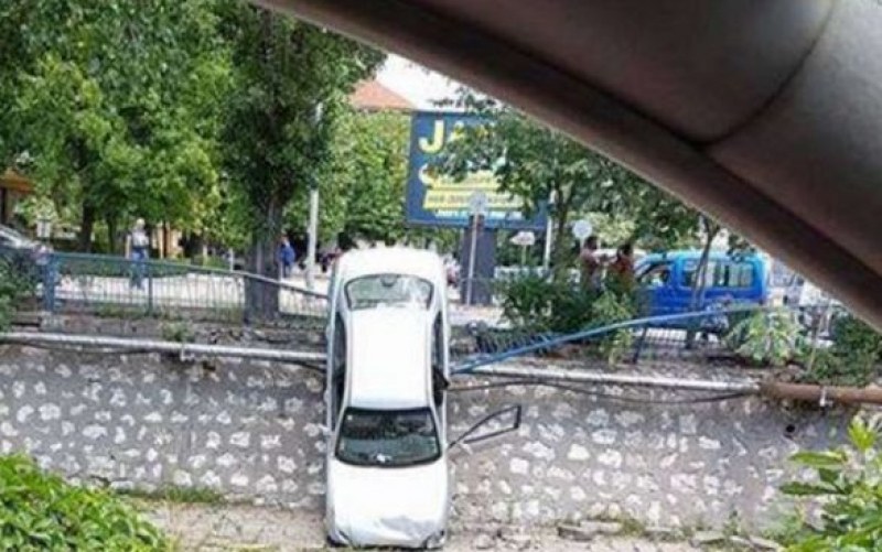 Куриозна катастрофа! Автомобил се сгромоляса в река в Хасково СНИМКИ