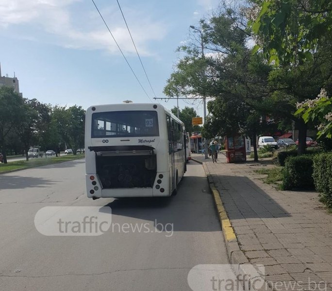 Шофьор отвори капака и вратата на автобус 93 и зашпори из Пловдив СНИМКИ