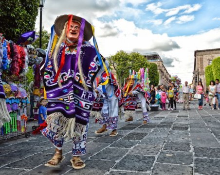 Пловдивчанка обядва в компанията на мариачи, плува с делфини в Канкун