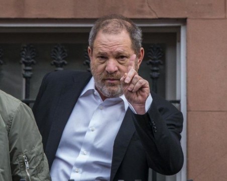 Повдигнаха обвинение за изнасилване на скандалния продуцент Харви Уайнстийн