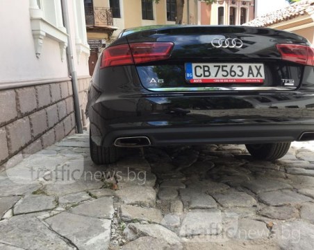 След 2 сигнала и 2 денонощия луксозно ауди в Стария град се сдоби с фиш за 50 лева СНИМКИ