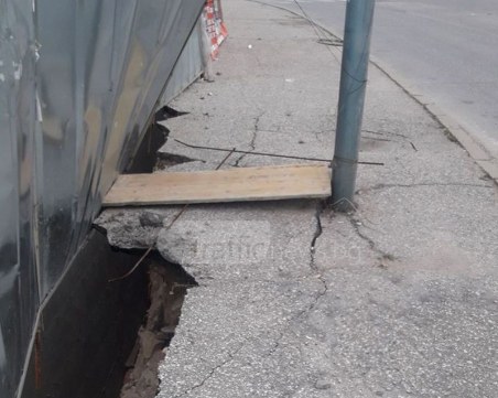 Строеж на поредния жилищен мастодонт в центъра на Пловдив изяде тротоар, буквално! СНИМКИ