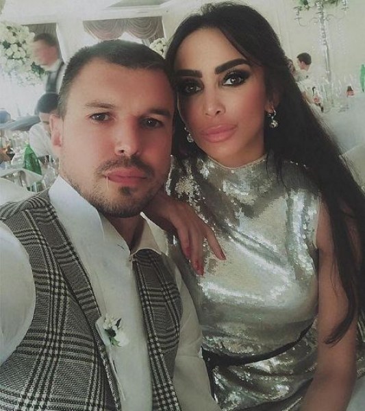 Божинов и Биляна Дол се щракнаха със звезда на Челси на плажа в Дубай СНИМКИ