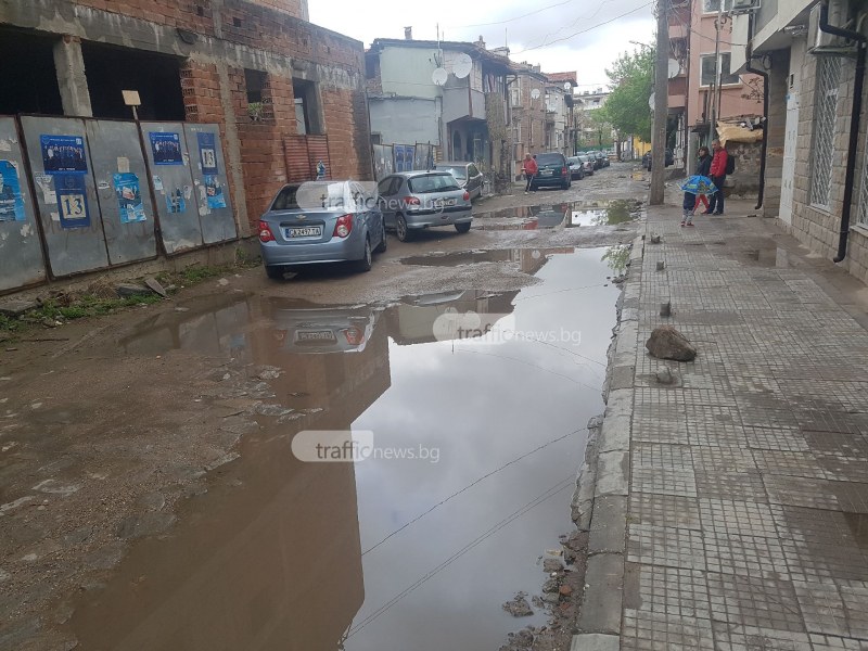 Улица в центъра на Пловдив става река при всеки дъжд, сградите започват да се рушат СНИМКА