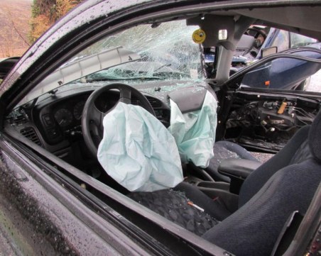 22-годишен шофьор е в болница след като се заби в бетонна стена край Пловдив