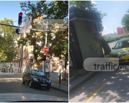 Друго си е да паркираш на сянка и по средата на кръстовище