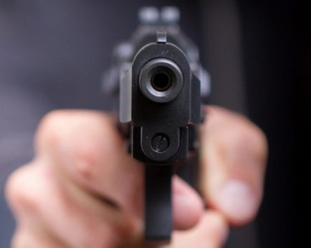 Екшън на пътя! Полицай стреля по нападнал го друг шофьор, рани и себе си