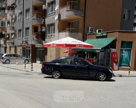 Хлапе се вдъхнови от абитуриентите, показа се от люк в движение в Пловдив СНИМКИ