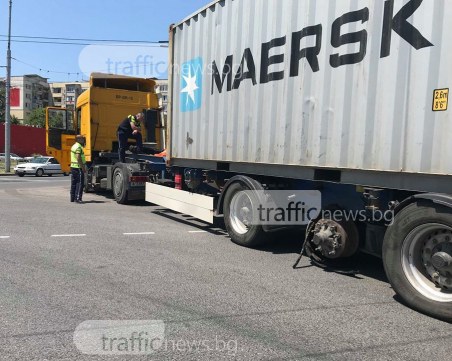 Инцидент с тир затрудни движението  до бившия хотел на Ванко 1 СНИМКИ