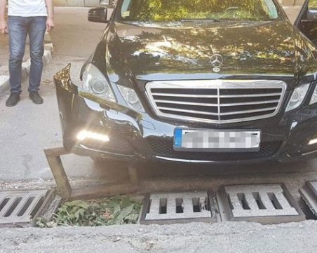 Мерцедес е с щети за над 2 бона след пропадане в шахта в Асеновград СНИМКИ