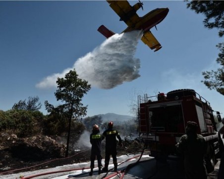 Пожар в Атина! 20 огнеборци, самолет и два хеликоптера се борят със стихията