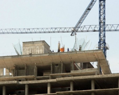 Работник е в болница, падна от стълба на строеж край Пловдив