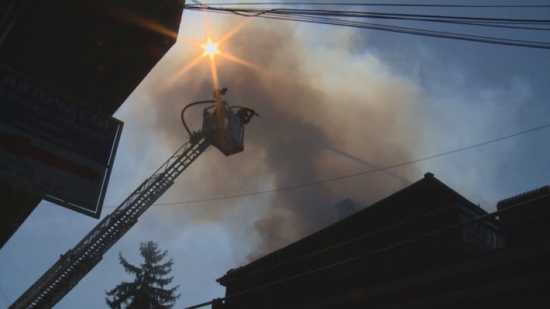 Пожар обгази центъра на Хасково, отмениха тържествата за 1 юни