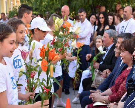 Ботевото училище в Пловдив навърши 100 години, отбеляза го впечатляващо ВИДЕО и СНИМКИ