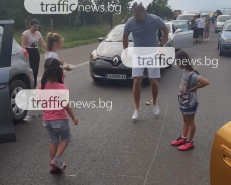 Деца разчертаха АМ Тракия, играят на дама! Движението все още е блокирано СНИМКИ