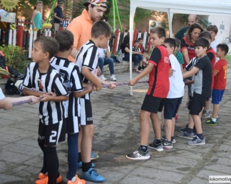 Фенклуб Локомотив зарадва стотици пловдивчанчета на празника им СНИМКИ